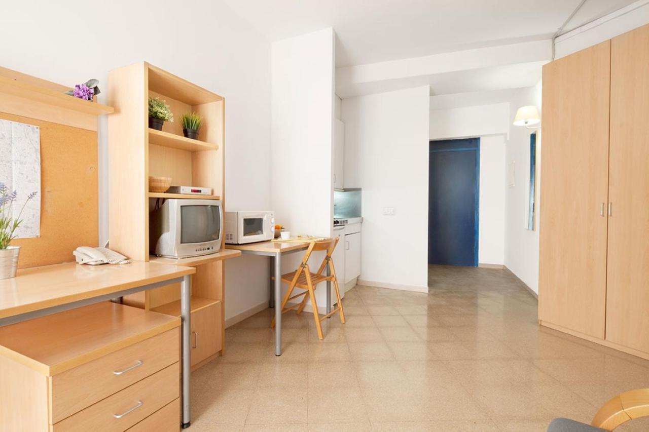 Residencia Universitaria Resa Francesc Giralt I Serra Terrassa Buitenkant foto