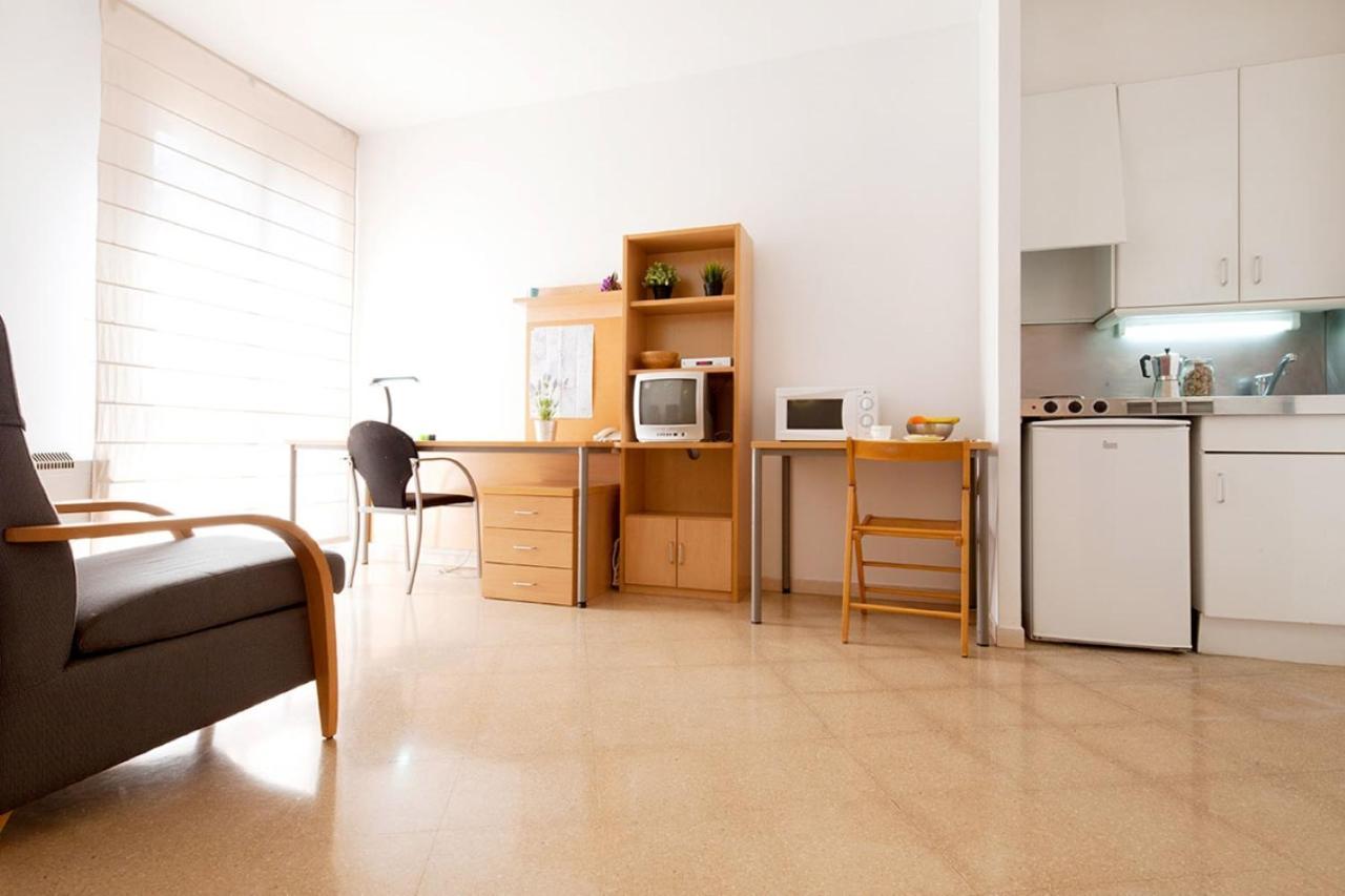 Residencia Universitaria Resa Francesc Giralt I Serra Terrassa Buitenkant foto